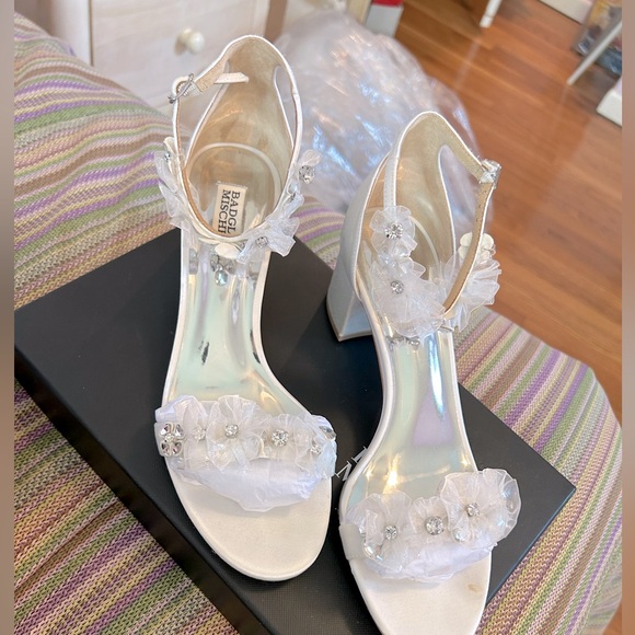 Never worn and still in box! Badgley Mischka Candy Embellished Block Heel size 9 - Picture 4 of 5